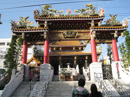 これもまた立派な作りのお寺の門
